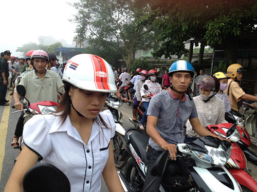 Lực lượng chức năng tiến hành phân luồng giao thông tránh ách tắc.