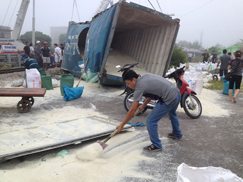 Sau khi vụ tai nạn xảy ra, lực lượng công an tỉnh Nam Định và các ngành chức năng đã kịp thời có mặt tại hiện trường triển khai công tác cứu nạn, phân luồng giao thông và điều 10 ô tô khách đến đưa các hành khách trên tàu gặp nạn tiếp tục đi Hà Nội.
