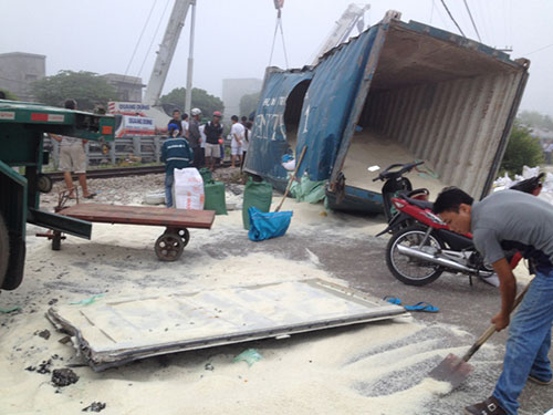 Người dân và chủ hàng đang thu dọn hiện trường.
