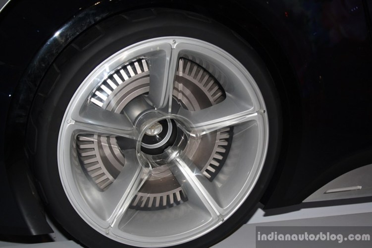 Xe chạy trên hệ thống bánh có đường kính 17 inch. Vành xe làm từ chất liệu nhôm siêu cứng.