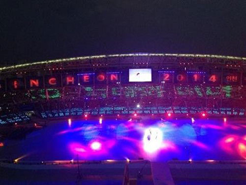 Mở màn cho Lễ khai mạc ASIAD 17 là màn trình diễn ánh sáng laser đẹp mắt.