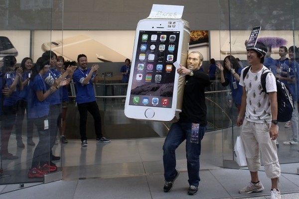 Anh mang theo một chiếc iPhone khá to.