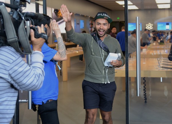 Một trong những người đầu tiên mua được iPhone mới tại Apple Store Pasadena, California.