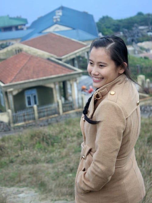 Kim Thùy xinh tươi ngoài thảm đấu.