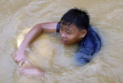 Những đứa trẻ đang nô nghịch với sóng nước.