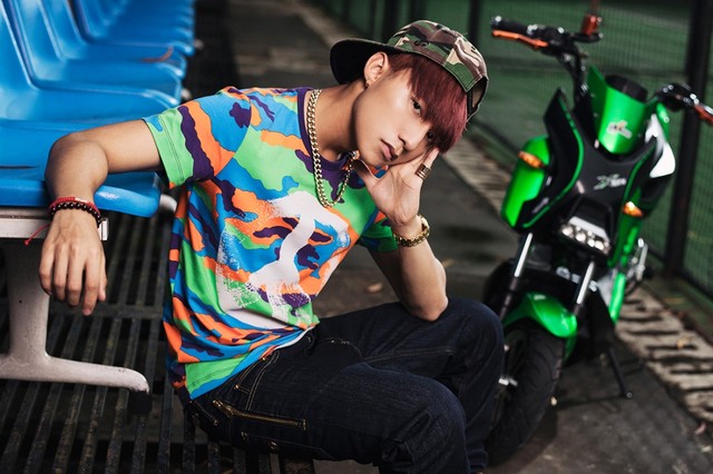 Shoot hình tạo không gian sâu, với màu xanh lá cây dịu mắt, mang đến cho người xem cảm nhận về một Sơn Tùng M-TP thật khác lạ: điềm tĩnh, suy tư hơn