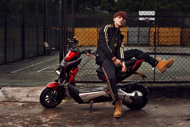 Trong bộ Shbet999 com đăng nhập của Moschino với tông màu đen chủ đạo, Sơn Tùng M-TP có chút lạnh lùng, huyền bí.