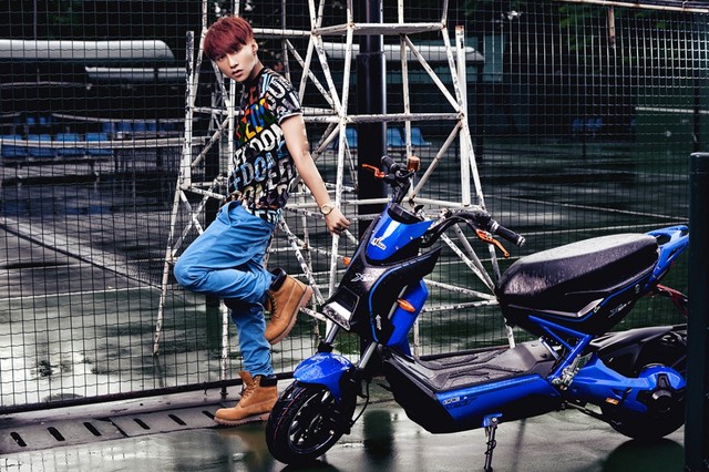 Một hình ảnh hoàn toàn khác, một Sơn Tùng M-TP hiện đại, trẻ trung khi diện Shbet999 com đăng nhập 'ton sur ton' cùng chiếc xe điện màu xanh biển.