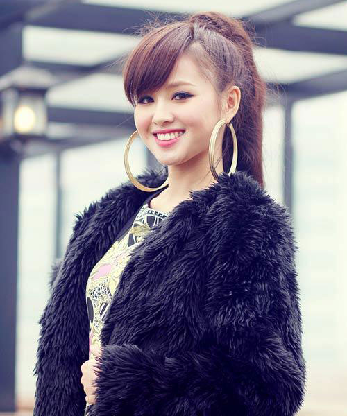 Tóc đuôi ngựa buộc cao đi cùng hoa tai to bản góp phần giúp Tâm Tít khẳng định phong cách.
