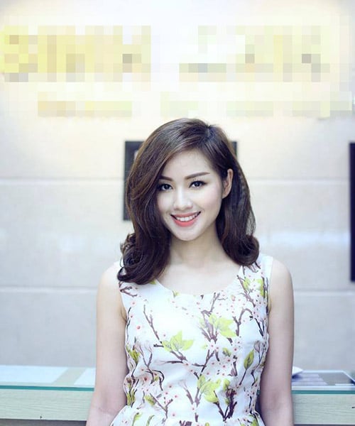 Cô tự làm mới mình với tóc dập xù, uốn đuôi.
