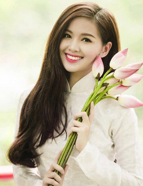 Tóc buông lệch trông cô rất dịu dàng.