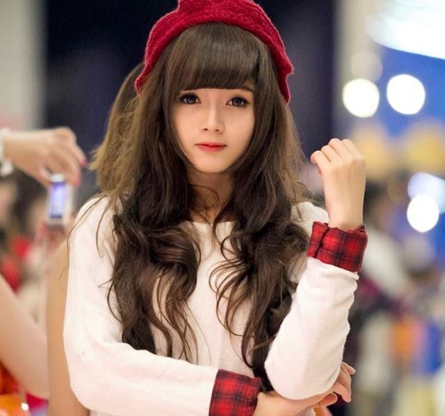 Với danh xưng 'hot girl ảnh thẻ', 9X thường xuyên trở thành mẫu ảnh trong các bộ hình thời trang - giới trẻ, tham gia đóng MV, clip quảng cáo.