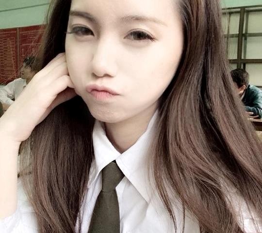 Trước sự quan tâm của dân mạng, những hình ảnh về gương mặt thật của Diễm cũng được tìm thấy. Tuy dung nhan thật không long lanh như ảnh thẻ nhưng ngoài đời, 9X vẫn khá xinh xắn.