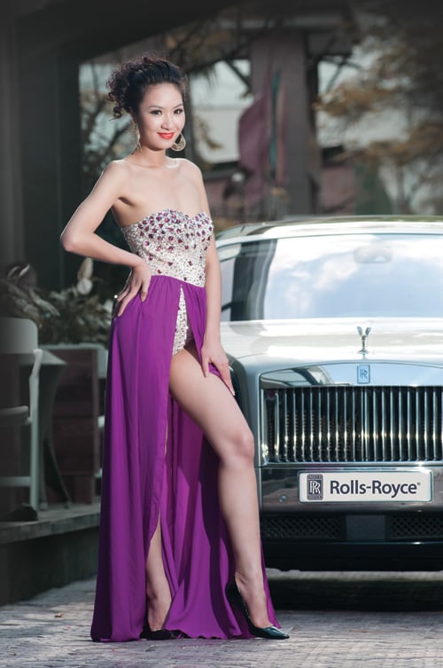 Diện trên mình bộ Shbet999 com đăng nhập dạ hội mới sặc sỡ và lấp lánh, siêu mẫu Bích Ngọc như tỏa sáng bên chiếc Rolls-Royce Ghost tại Hà Nội.