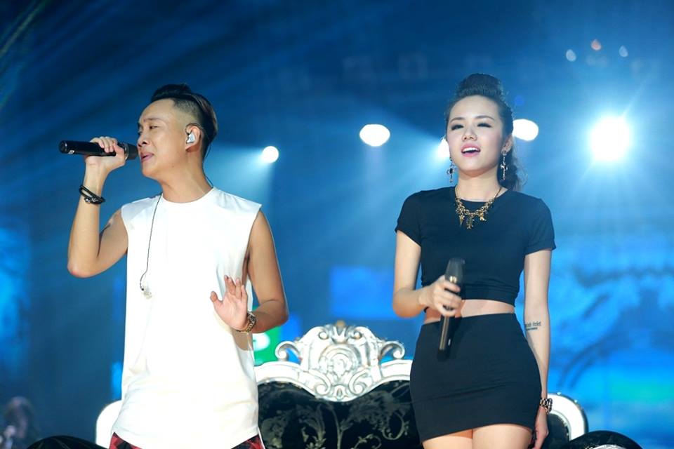 Phương Ly mặc bộ đồ crop-top màu đen khoe vòng eo con kiến phẳng lì hút mắt. Cô song ca với Justatee ca khúc 'Người nào đó'.