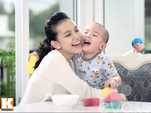 Hoa Hậu Thùy Lâm rạng ngời bên cậu con trai cả.