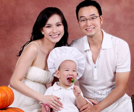 Thùy Lâm hạnh phúc bên chồng và con trai đầu lòng của mình.