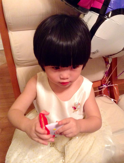 Thúy Nga dành lời yêu thương cho con gái: 'Thời gian nhanh thật, mới đây là đã 3 năm con chào đời rồi đồng hành cùng mẹ. Nuôi con, nhìn con ngày một thêm khôn lớn, đây là niềm hạnh phúc tận cùng của mẹ. Mỗi ngày bên con, mẹ nhìn thấy tính cách của con. Mẹ yêu con lắm vì ở con đã bộc lộ cái tính hóm hỉnh, hài hước giống mẹ'.
