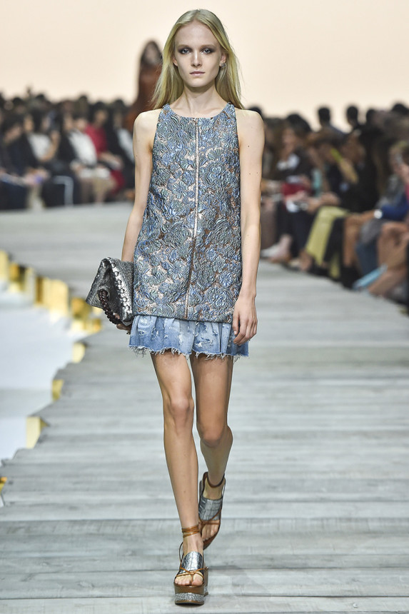 Ở mẫu thiết kế này, Roberto Cavalli lại nghịch ngợm mix denim với vải ánh kim. Nét thanh xuân vừa ngây thơ vừa quyến rũ đã được tạo ra bằng chất liệu vải.
