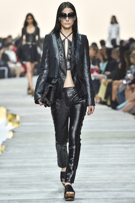Thiết kế áo cổ yếm với phong cách pan suit cũng được Roberto Cavalli lăng xê bằng những mẫu thiết kế vô cùng tỉ mẩn từng chi tiết.