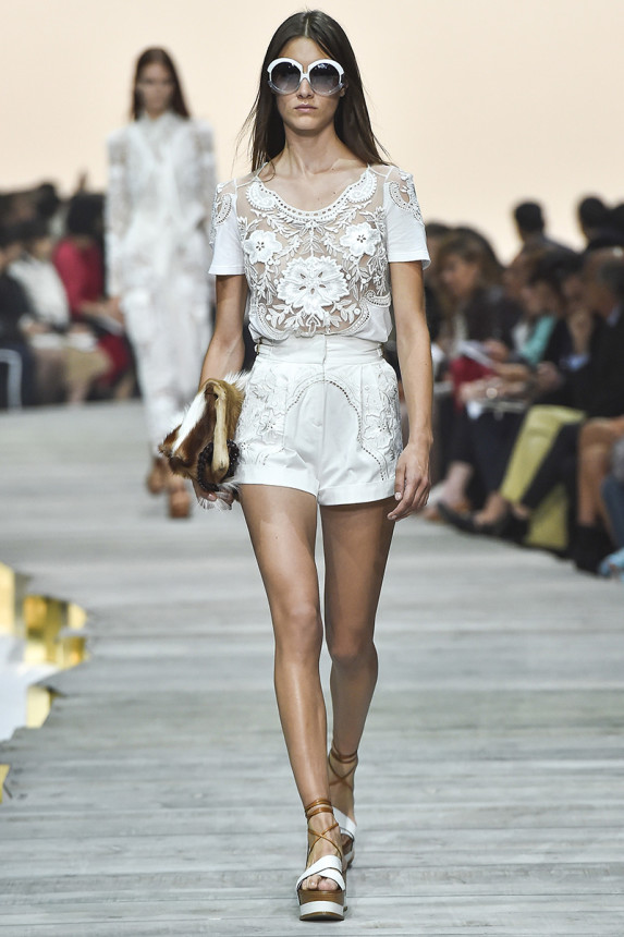 Tương tự là bộ đồ áo pull, quần shorts giản dị nhưng vô cùng sành điệu, trẻ trung.