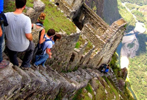 Du ngoạn trên con đường Inca Trail dẫn tới khu di tích Machu Pichu (Peru) là một thử thách cũng rất khó khăn.