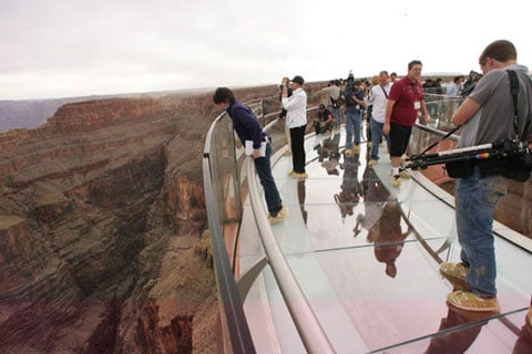Con đường Skywalk (Tản bộ trên không) nằm ở độ cao 1432m so với mực nước biển trên vách núi Thiên Môn, Trung Quốc.