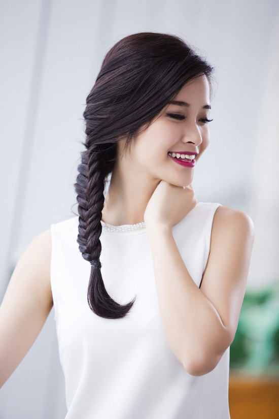 Dù để tóc đen, khó tết lệch cho đẹp nhưng sự cầu kỳ của Đông Nhi khi tết tóc xương cá lệch đã khiến cô trở nên xinh đẹp, sống động hơn.