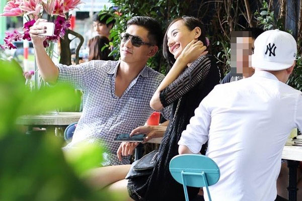 Lê Thúy vừa bị bắt gặp cùng chồng sắp cưới hạnh phúc đi uống nước cùng bạn bè.