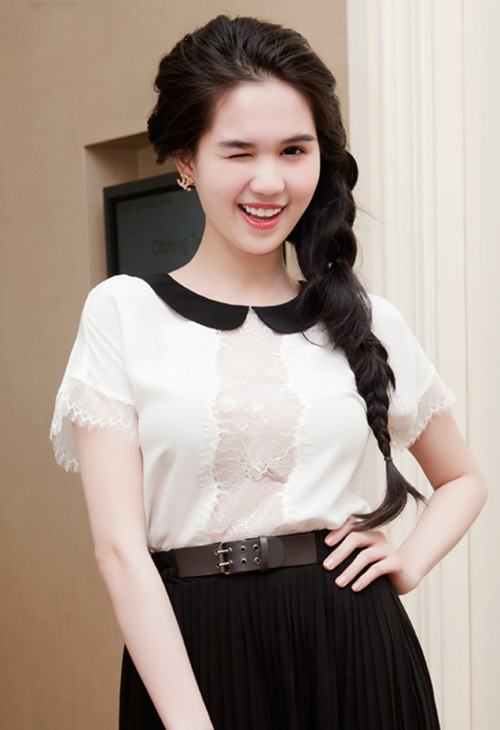 Mặc dù chiếc áo sơmi cổ lá sen này đi cùng tóc tết lệch nhìn Ngọc Trinh thiếu đi độ yêu kiều, nhưng về tổng thể thì vẫn chấp nhận được.