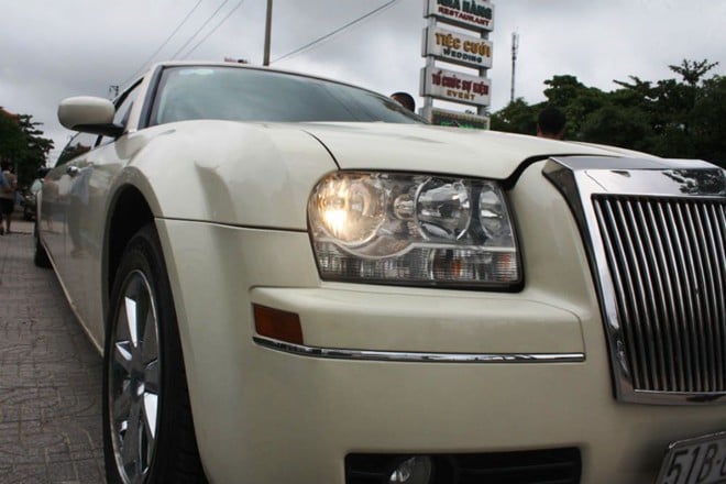 Limousine Chrysler 300 với chiều dài hơn 8,5m đã thu hút sự chú ý của giới trẻ và người dân địa phương từ lúc mới xuất hiện.
