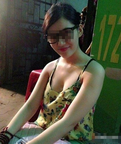 Đi ăn hàng với thời trang này chỉ cần khẽ cúi, cô gái sẽ khiến người khác không gắp nổi thức ăn.