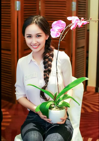 Trong khi đó, Hoa hậu Mai Phương Thúy dẫn đầu nhóm sao xấu khi diện mốt tóc lệch vai. Rẽ ngôi giữa gọn gàng nhưng lại tết tóc thật kỹ và thật gọn một bên phối hợp với chiếc áo sơ mi trắng kem khiến hoa hậu trở thành một gái quê đích thực.