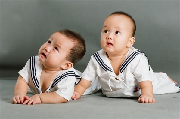 Nhìn gì vậy nhỉ?