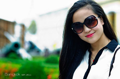 Hoàng Ngọc Bích tốt nghiệp Đại học Hà Nội. Vẻ ngoài xinh xắn, dễ mến của Ngọc Bích ngay tập tức nhận được sự yêu mến của khán giả.