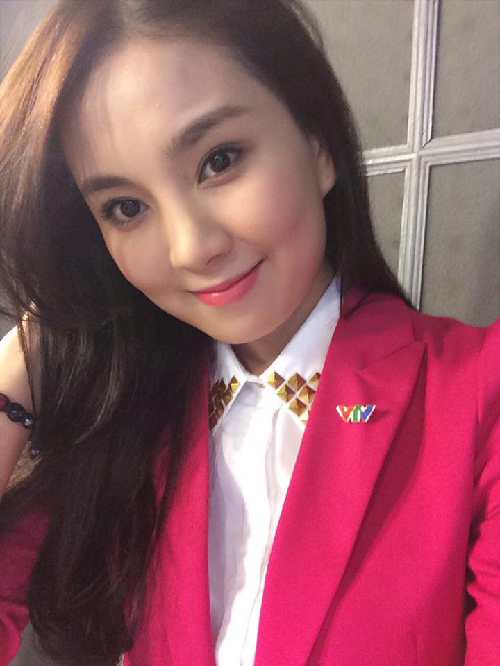 Được biết, cô cũng từng đảm nhận vai trò VJ của VOV Giao thông ở 2 chương trình 'Xe lăn bánh' và 'Quà tặng Âm nhạc', trước đó từng là MC của VTC.