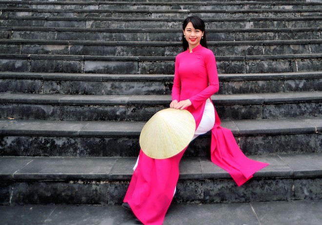 Hương Liên duyên dáng trong tà áo dài truyền thống.