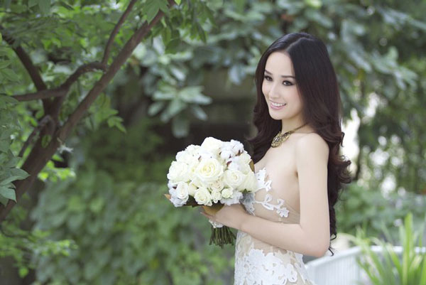 Mai Phương Thúy thường chọn cho mình những chiếc váy cưới trắng tinh khôi.