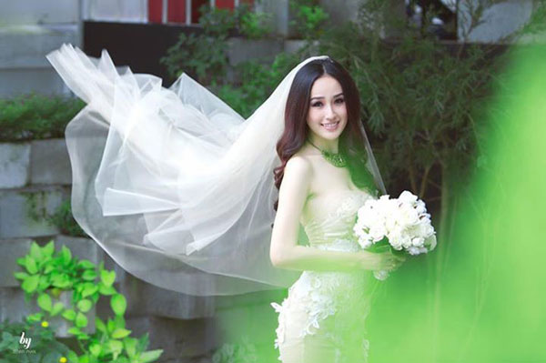 Cô xinh đẹp như thiên thần với vẻ đẹp hoàn mỹ của mình.