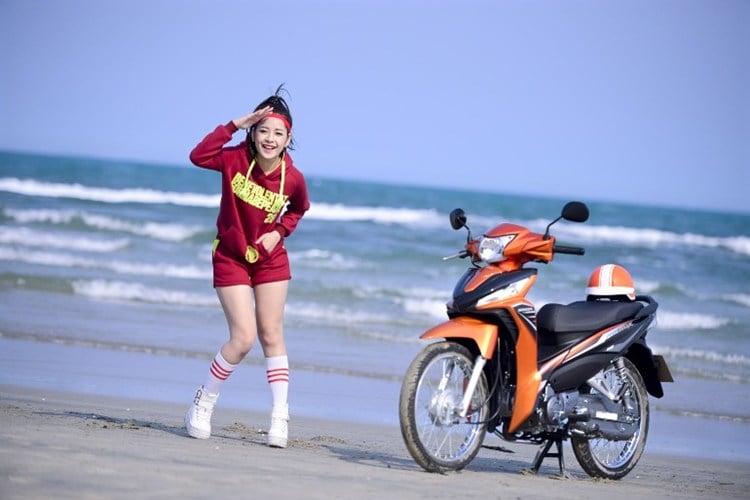 Hot girl Chi Pu là cái tên rất đỗi quen thuộc đối với thế hệ trẻ ngày nay, đặc biệt là thế hệ 9x. Chi Pu tên thật là Nguyễn Thùy Chi. Bắt đầu nổi danh từ cuộc thi Miss teen 2009, Chi Pu được biết đến như một người mẫu ảnh cho tạp chí tuổi teen Hoa Học Trò