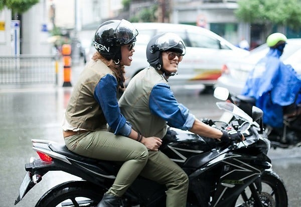 Mỹ Tâm và Lâm Vinh Hải cùng cưỡi xế ngầu dạo phố.