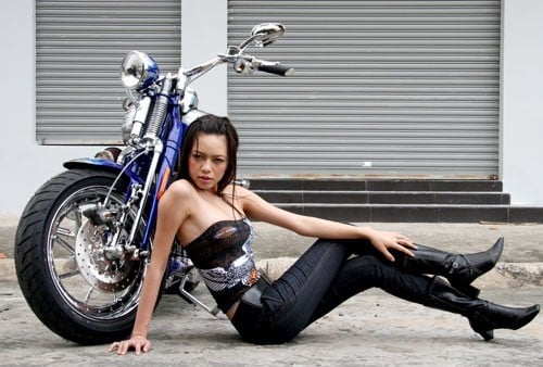 'Nữ hoàng sắc đẹp' Vũ Hoàng Điệp từng có bạn trai là một tay chơi mô tô nổi tiếng Việt Nam. Vì vậy, cô không thiếu những bức hình tạo dáng sexy bên những chiếc xe hầm hố.