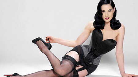 Dita Von Teese (sinh năm 1972) là một vũ nữ thoát y, người mẫu, nhà tạo mẫu thời trang, nhà văn và diễn viên nổi tiếng người Mỹ với vòng eo là 42.
