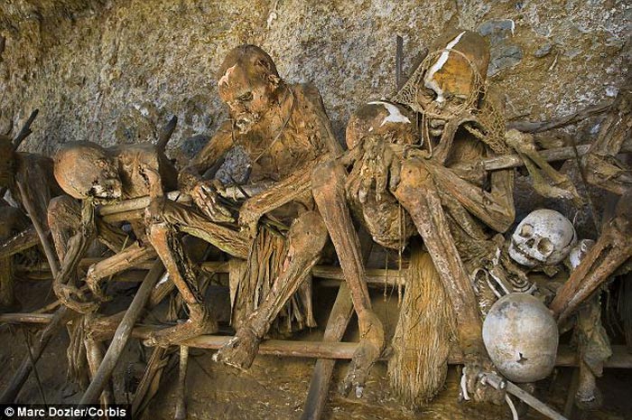 Sau đó họ tiến hành hun xác trong một hầm lò rất lớn.