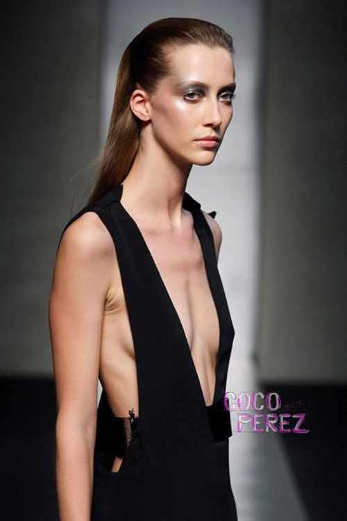 Những thân hình 'da bọc xương' trên sàn catwalk. Với yêu cầu khắt khe của nhiều nhà mốt, việc từ bỏ các phương pháp giảm cân thần tốc cũng đồng nghĩa việc đặt dấu chấm hết cho những bản hợp đồng đắt giá.