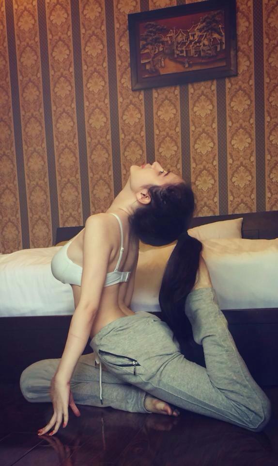 Động tác không điêu luyện nhưng tư thế của Phương Trinh quá gợi cảm.