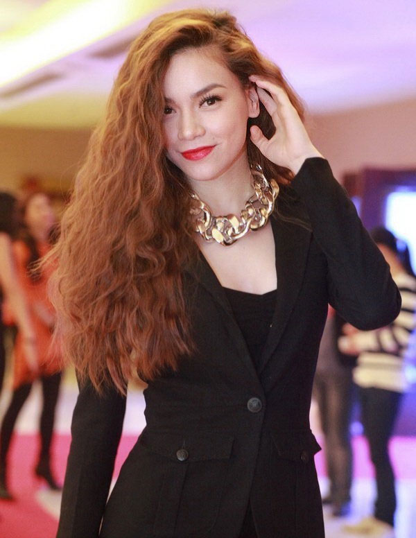 Trung thành với Link Vào SHBET88 Mới Nhất dài tha thướt nhuộm nâu đỏ, nữ hoàng nhạc dance có thể thay đổi nhiều kiểu làm tóc khác nhau tùy theo ý thich và yêu cầu biểu diễn.