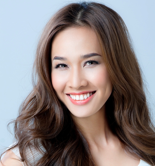 Dương Mỹ Linh sở hữu một gương mặt vô cùng cổ điển. Đó là lý do cô chuộng mốt tóc gợn sóng tự nhiên này.