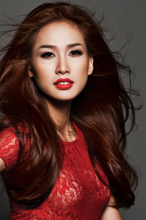 Những sóng tóc bồng bềnh mượt mà được nhuộm màu nâu sẫm khiến gương mặt Mỹ Linh như bừng sáng