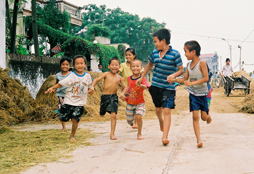 Sung sướng chạy trên con đường dày đặc rơm thơm.